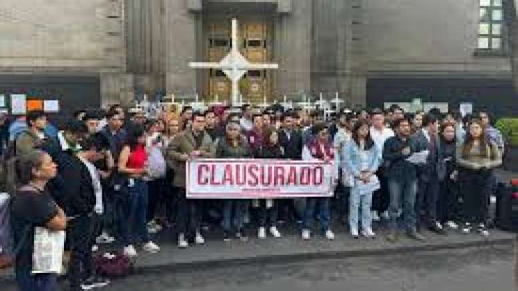 Jóvenes hacen clausura Simbólica de SCJN,exigen reforma judicial 