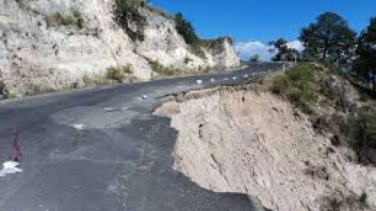 Precaución en carretera Tlaxiaco-Putla por derrumbes y deslaves  