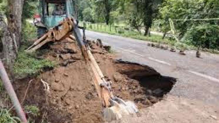  Atienden carreteras afectadas por las lluvias en Oaxaca  