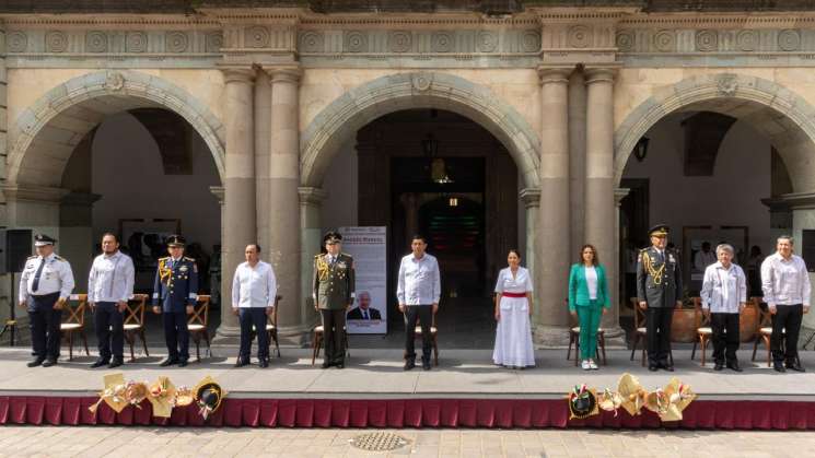 Familias oaxaqueñas disfrutan del Desfile Cívico Militar 