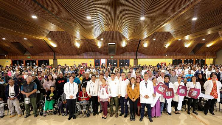 Se fortalece salud de Oaxaca con entrega de ambulancias y equipos