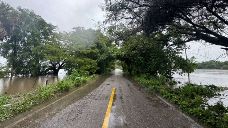 Cierran circulación en carretera Pinotepa Nacional- Salina Cruz 