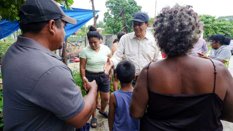 Recorre Salomón Jara zona afectada por John en Tututepec 