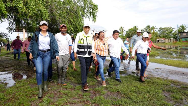 Continúa Salomón Jara recorriendo comunidades afectadas por John