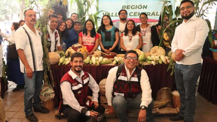 Celebran pueblos Día Nacional del Maíz en zócalo de Oaxaca 