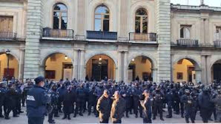 Tras examen, policías de Oaxaca protestan por eventual despido