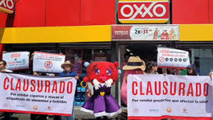 En Oaxaca,clausuran Oxxo simbólicamente por daños a la salud 