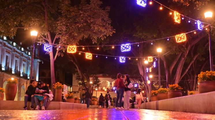 Se ilumina Zócalo de capital Oaxaqueña previo a día de muertos