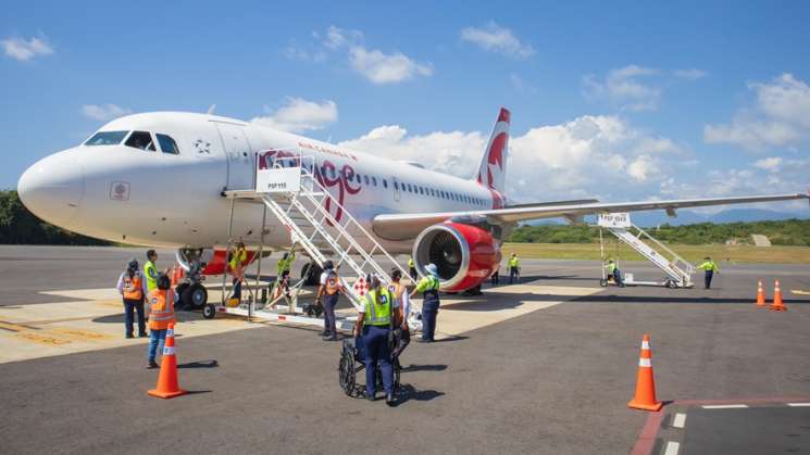 Llega primer vuelo de Air Canadá a Santa María Huatulco 