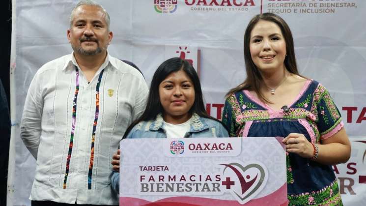 Otorgan tarjetas Farmacias Bienestar a estudiantes de UABJO 