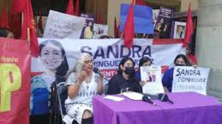 Exigen aparición de Sandra con planton en palacio de gobierno  