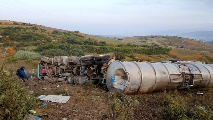 Extrema precaución en Carretera 190 por volcadura de pipa 