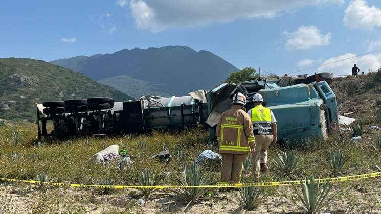 Controlan derrame de turbosina en carretera 190, tras volcadura 