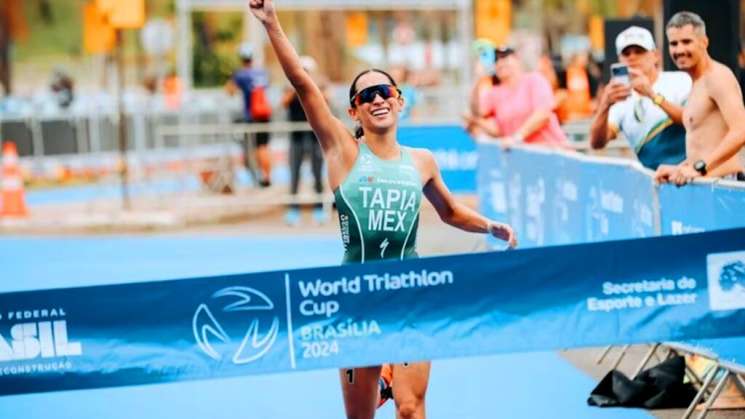  Rosa María Tapia gana oro en Copa del Mundo de Triatlón 