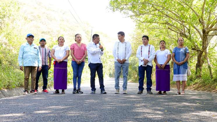 Inaugura Salomón Jara camino diga para Huamelula 