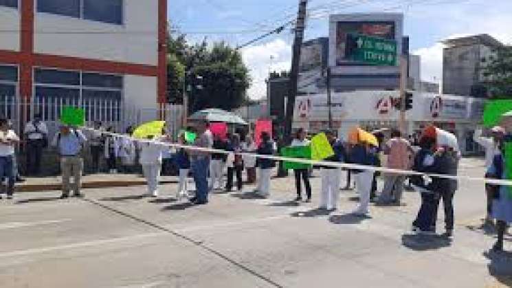 Bloquean trabajadores de hospital general calzada en Oaxaca 