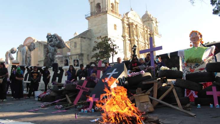 Con barricada en el Zócalo,Oaxaqueñas conmemoran 25N