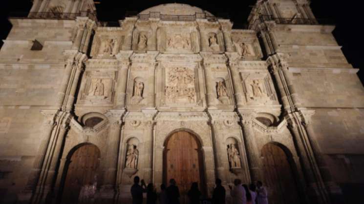 Programa Oaxaca Brilla se inaugura con iluminación de Catedral 