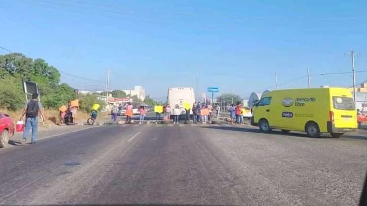 Por conflicto escolar bloquean carretera en el Istmo 