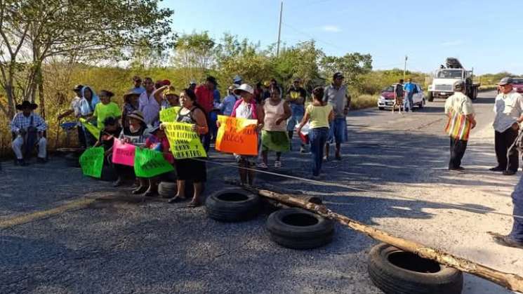 Con bloqueo protestan por despojo de tierras en la Costa