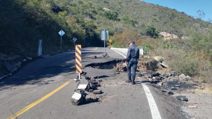 Derrumbe en tramo a Santa Catarina Ixtepeji buscar vías alternas