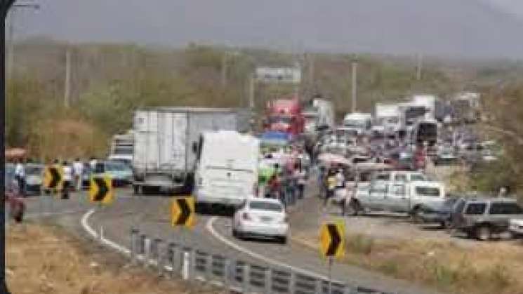 Seis bloqueos de trabajadores de salud en Oaxaca impiden accesos