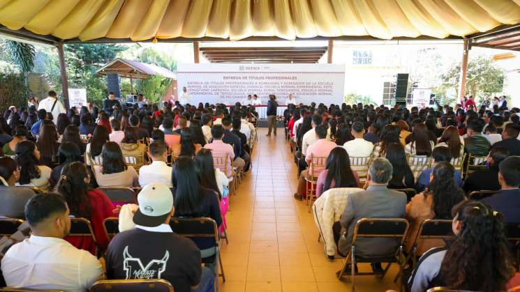 Entrega IEEPO 792 títulos a egresad@s de Escuelas Normales y UPN