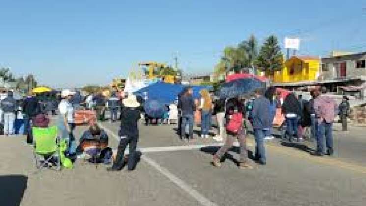 Continúan cortes carreteras en Oaxaca por trabajadores de salud 