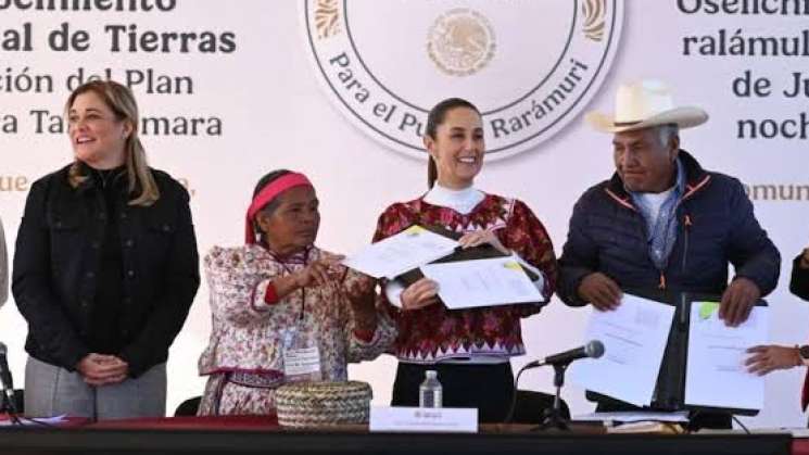 Claudia Shembaum restituye tierras al pueblo rarámuri