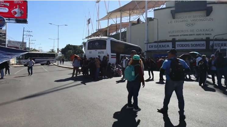 Mantienen bloqueos y plantones maestros en capital de Oaxaca 