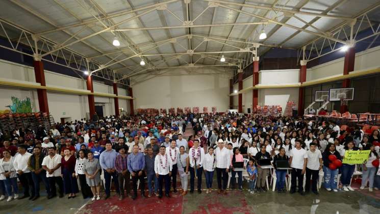 Entregan insumos a escuelas de la Sierra Sur    