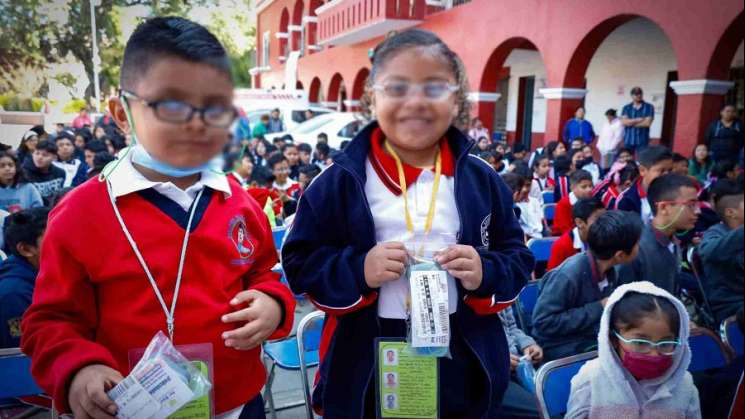 Reciben lentes graduados 565 estudiantes de primaria en Oaxaca 