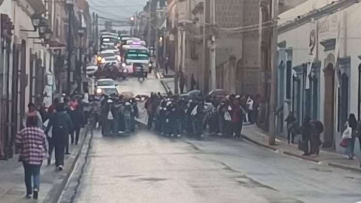 Normalistas paralizan capital de Oaxaca con bloqueos 