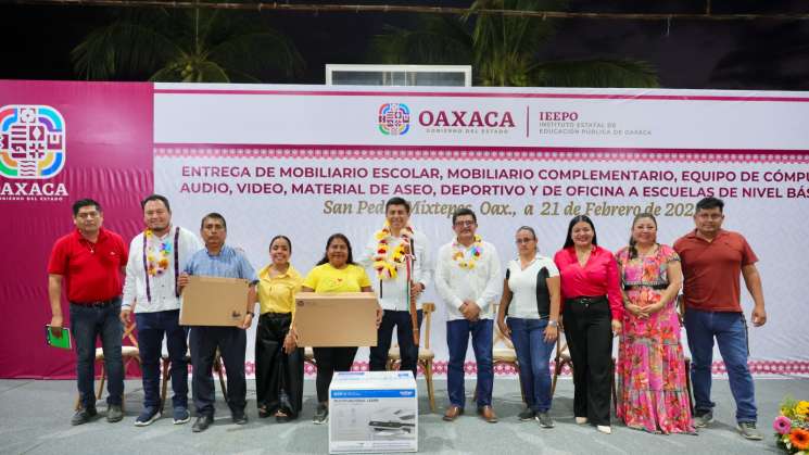 Fortalecen educación en la Costa con equipamiento a escuelas   