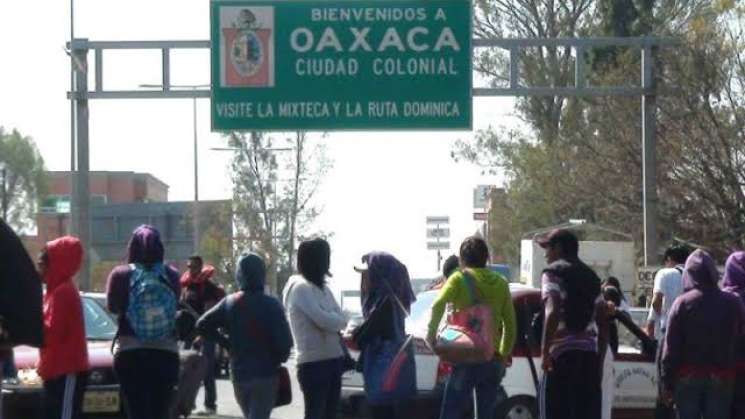 Maestros de la CNTE colapsan vialidades en capital de Oaxaca 