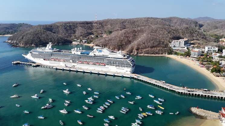 El crucero Coral Princess arriba a Huatulco, Oaxaca 