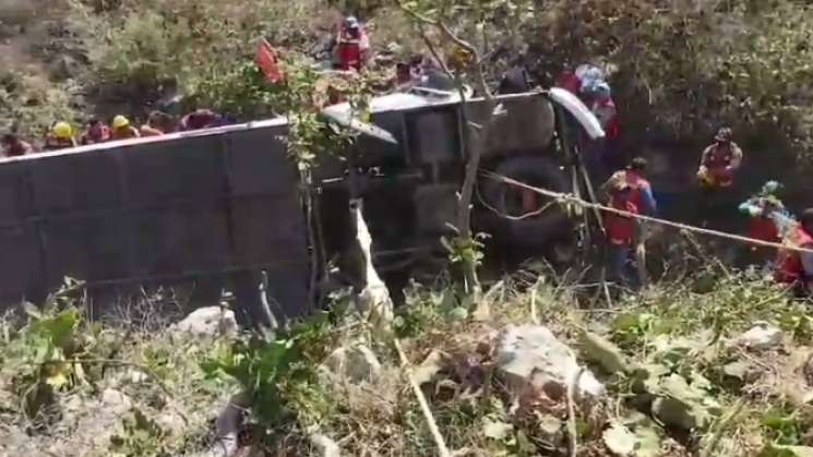 Volcadura de Autobús de pasajeros en carretera Mitla-Tehuantepec