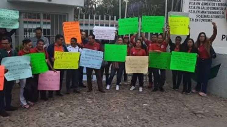 En Oaxaca, trabajadores de Conalep protestan falta de pagos 